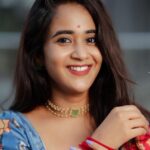 Deepthi Sunaina Instagram - రాయలేని భాషలో ఎన్ని ప్రేమలేఖలో…❤️ రాయిలాంటి గొంతులో ఎన్ని మూగపాటలో…❤️ అడుగే పడక గడువే గడిచి పిలిచే🫂❤️ #deepthisunaina . . . . . 👗: @navya.marouthu 📸: @rollingcaptures