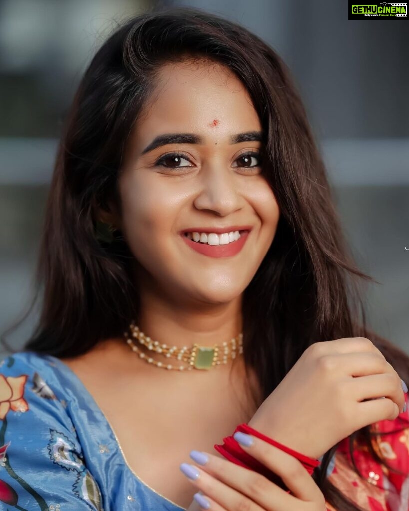 Deepthi Sunaina Instagram - రాయలేని భాషలో ఎన్ని ప్రేమలేఖలో…❤ రాయిలాంటి గొంతులో ఎన్ని మూగపాటలో…❤ అడుగే పడక గడువే గడిచి పిలిచే🫂❤ #deepthisunaina . . . . . 👗: @navya.marouthu 📸: @rollingcaptures