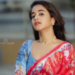 Deepthi Sunaina Instagram - రాయలేని భాషలో ఎన్ని ప్రేమలేఖలో…❤️ రాయిలాంటి గొంతులో ఎన్ని మూగపాటలో…❤️ అడుగే పడక గడువే గడిచి పిలిచే🫂❤️ #deepthisunaina . . . . . 👗: @navya.marouthu 📸: @rollingcaptures