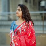 Deepthi Sunaina Instagram - రాయలేని భాషలో ఎన్ని ప్రేమలేఖలో…❤️ రాయిలాంటి గొంతులో ఎన్ని మూగపాటలో…❤️ అడుగే పడక గడువే గడిచి పిలిచే🫂❤️ #deepthisunaina . . . . . 👗: @navya.marouthu 📸: @rollingcaptures