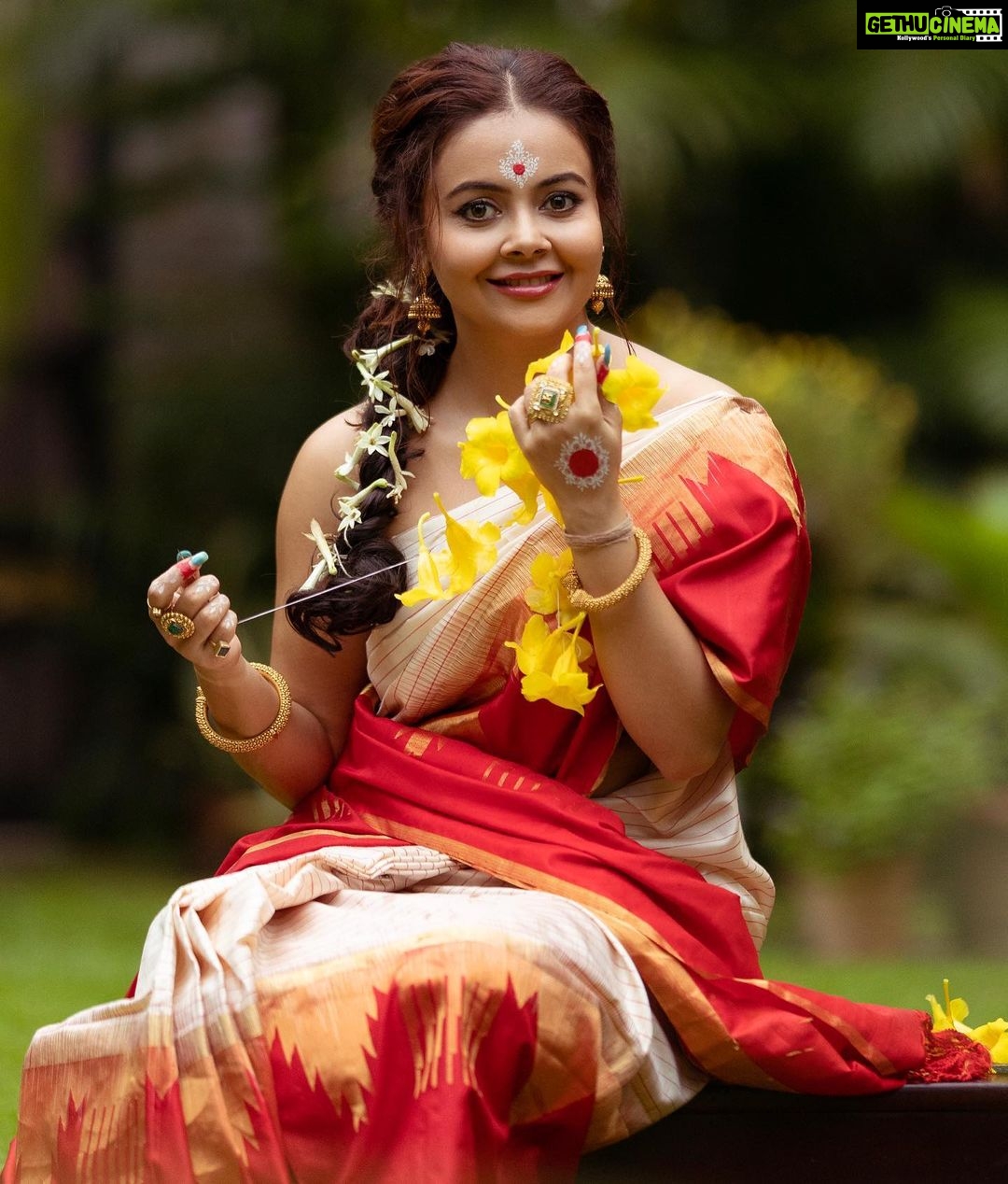Devoleena Bhattacharjee Instagram - In Frame Actress @devoleena . Kolka Work: Team @talesofshadows . Makeup & Hairstyle: @talesofshadows @bridesbytalesofshadows . Stylist: @ilisha.ag . Saree: @sumerustudio . Jewellery: @sumangaljewellers_siliguri . Photographer & Videographer: @liton_the_photographer . Location: @newchumtatea . #makeup #hairstyles #makeupartist #siligurimakeupartist #siliguri #conceptshoot #weddingmakeup #weddingmakeupartist #weddinghair #conceptualfashion #bengaliaesthetics #rhinestones #weddingmakeup #wedding #weddinghair #weddinghairstyles #indianbride #indianbridalmakeup #bridalmakeup #siligurimua #mumbai #fashioneditorial #editorialmakeup #editorialshoot #bengalibride #bengalitradition #kolka #kolkadesign #bengal #bengaliwedding Siliguri