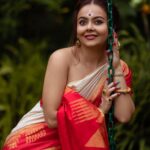 Devoleena Bhattacharjee Instagram - রিমিঝিমি পানীয়া বরষ দিলাই না, হেসান সুন্দর শাড়ী আমার ভিগ গিলাই না ছাতা ধরো হে দেওরা হেসান সুন্দর খোঁপা আমার ভিগ গিলাই না. 🥰🌹 Hair & Makeup by @talesofshadows @bridesbytalesofshadows & Team Styled by @ilisha.ag Saree by @sumerustudio Jewellery by @sumangaljewellers_siliguri Photographer @liton_the_photographer #devoleena #devoleenabhattcharjee #newphotoshoot Siliguri Westbengal