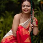 Devoleena Bhattacharjee Instagram – রিমিঝিমি পানীয়া বরষ দিলাই না,
হেসান সুন্দর শাড়ী আমার ভিগ গিলাই না
ছাতা ধরো হে দেওরা
হেসান সুন্দর খোঁপা আমার ভিগ গিলাই না. 🥰🌹

Hair & Makeup by @talesofshadows @bridesbytalesofshadows & Team
Styled by @ilisha.ag 
Saree by @sumerustudio 
Jewellery by @sumangaljewellers_siliguri 
Photographer @liton_the_photographer 

#devoleena #devoleenabhattcharjee #newphotoshoot Siliguri Westbengal