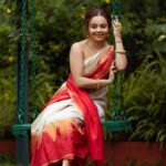 Devoleena Bhattacharjee Instagram - রিমিঝিমি পানীয়া বরষ দিলাই না, হেসান সুন্দর শাড়ী আমার ভিগ গিলাই না ছাতা ধরো হে দেওরা হেসান সুন্দর খোঁপা আমার ভিগ গিলাই না. 🥰🌹 Hair & Makeup by @talesofshadows @bridesbytalesofshadows & Team Styled by @ilisha.ag Saree by @sumerustudio Jewellery by @sumangaljewellers_siliguri Photographer @liton_the_photographer #devoleena #devoleenabhattcharjee #newphotoshoot Siliguri Westbengal