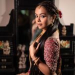 Devoleena Bhattacharjee Instagram - अभी इस तरफ़ न निगाह कर मैं ग़ज़ल की पलकें सँवार लूँ, मेरा लफ़्ज़-लफ़्ज़ हो आईना तुझे आईने में उतार लूँ। ❤️ Hair & Makeup by @talesofshadows @bridesbytalesofshadows Styled by @ilisha.ag Outfit by @ankitsnehalochans Jewellery by @sumangaljewellers_siliguri Photography by @liton_the_photographer #devoleena #instadaily #editorial Mumbai - मुंबई