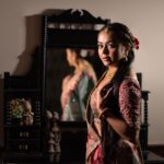 Devoleena Bhattacharjee Instagram - अभी इस तरफ़ न निगाह कर मैं ग़ज़ल की पलकें सँवार लूँ, मेरा लफ़्ज़-लफ़्ज़ हो आईना तुझे आईने में उतार लूँ। ❤️ Hair & Makeup by @talesofshadows @bridesbytalesofshadows Styled by @ilisha.ag Outfit by @ankitsnehalochans Jewellery by @sumangaljewellers_siliguri Photography by @liton_the_photographer #devoleena #instadaily #editorial Mumbai - मुंबई