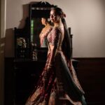 Devoleena Bhattacharjee Instagram - अभी इस तरफ़ न निगाह कर मैं ग़ज़ल की पलकें सँवार लूँ, मेरा लफ़्ज़-लफ़्ज़ हो आईना तुझे आईने में उतार लूँ। ❤️ Hair & Makeup by @talesofshadows @bridesbytalesofshadows Styled by @ilisha.ag Outfit by @ankitsnehalochans Jewellery by @sumangaljewellers_siliguri Photography by @liton_the_photographer #devoleena #instadaily #editorial Mumbai - मुंबई