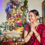 Devoleena Bhattacharjee Instagram - 🥰🧿 #ganpatibappamorya #family Mumbai - मुंबई