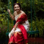 Devoleena Bhattacharjee Instagram - রিমিঝিমি পানীয়া বরষ দিলাই না, হেসান সুন্দর শাড়ী আমার ভিগ গিলাই না ছাতা ধরো হে দেওরা হেসান সুন্দর খোঁপা আমার ভিগ গিলাই না. 🥰🌹 Hair & Makeup by @talesofshadows @bridesbytalesofshadows & Team Styled by @ilisha.ag Saree by @sumerustudio Jewellery by @sumangaljewellers_siliguri Photographer @liton_the_photographer #devoleena #devoleenabhattcharjee #newphotoshoot Siliguri Westbengal