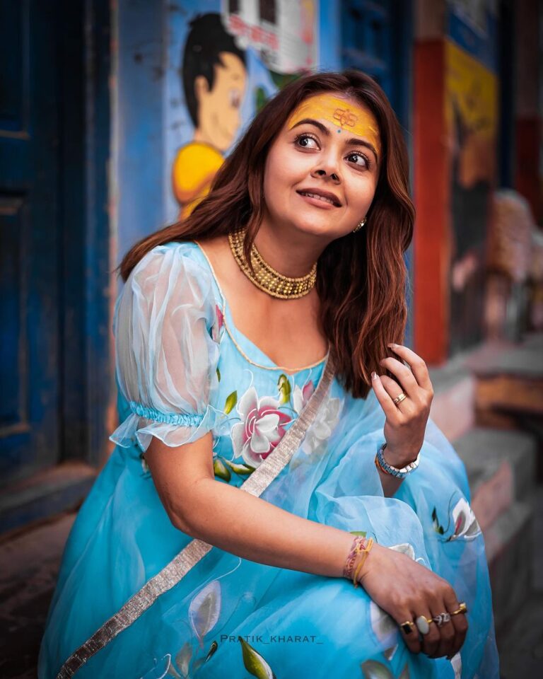 Devoleena Bhattacharjee Instagram - शिव सत्य है, शिव अनंत है … ✨ सावन मास की हार्दिक शुभकामनाये 🙏🏻🥰 #shravan #sawan #harharsambhu #omnamahshivaya #happyfasting Varanasi - Kashi - Banaras