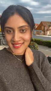 Dhanya Balakrishna Instagram - ala paris puram lo !! Happy weekend 🥰😍😌☺️