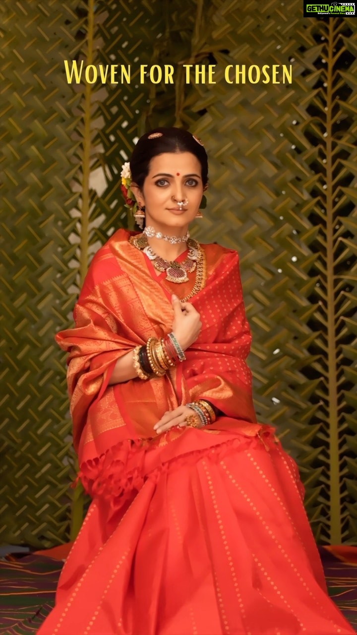 Dhivyadharshini Instagram - THARUNAGAI SILKS WOVEN FOR THE CHOSEN So happy to be associated with @tharunagaisilks where 100% Silk Sarees are Handpicked and Curated. Check out their website and buy your favourite SAREE soon. Also my favourite saree picks are featured in the website. BE THE CHOSEN ONE TO OWN A THARUNAGAI SAREE #tharunagaisilks #kanchipuramsarees #ddneelakandan Chennai, India