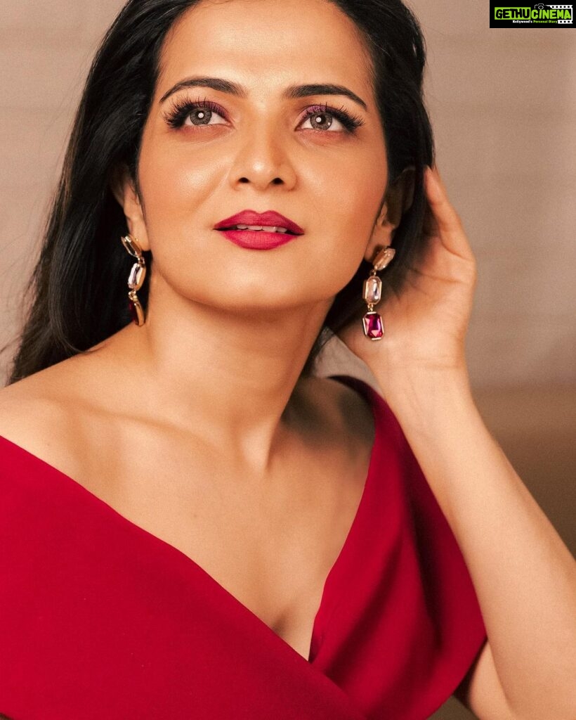 Dhivyadharshini Instagram - Being Global, is to keep updating, to learn and unlearn and to work on oneself… Photography @georgesimon_m Make up & hair @renuka_mua Dress from a store in Turkey How do you rate this look from 1 to 10 #ddneelakandan #ddstyles #gown #photoshoot