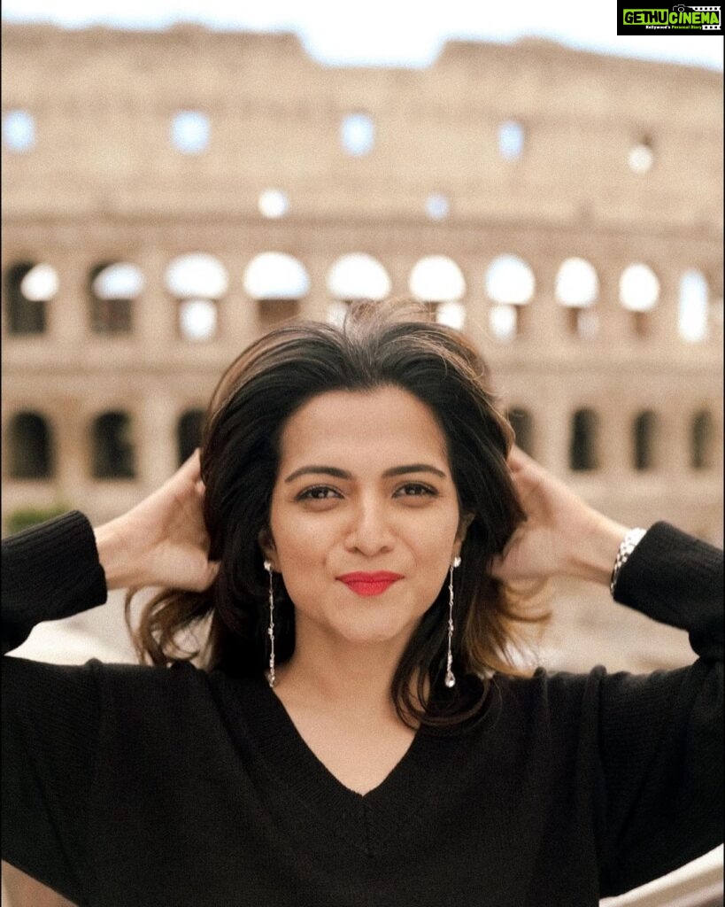 Dhivyadharshini Instagram - Can u see the wonder ? Swipe to see what I’m talking about 💁🏻‍♀️ @georgesimon_m photography #ddneelakandan #ddstyles #rome #italy #colleseum #flavianamphitheatre
