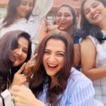 Dhivyadharshini Instagram - A reel no one asked for from the Department of English ‘07 Rate our performances on a scale of 10. Be nice to us pls 🙈🙈🧿😊😊 Nambunga we were obedient students #collegefriendship #kiliyekiliye