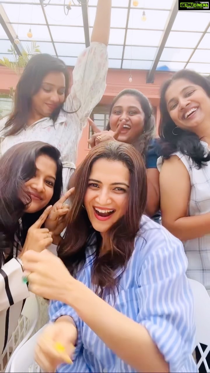 Dhivyadharshini Instagram - A reel no one asked for from the Department of English β07 Rate our performances on a scale of 10. Be nice to us pls πππ§Ώππ Nambunga we were obedient students #collegefriendship #kiliyekiliye
