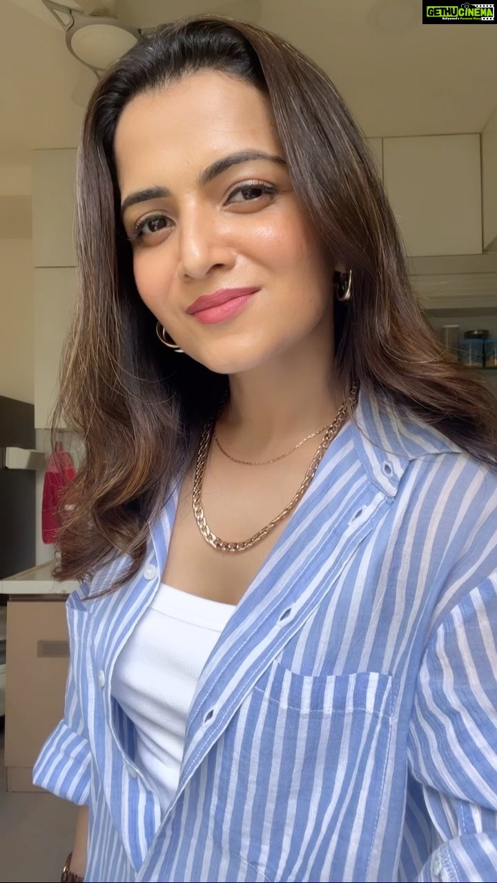 Dhivyadharshini Instagram - This one is for my Dan Humphrey and all you Gossip girl fans Pov: got ready to meet my college friends, after sooo long,so oru reel ah poduvom mood. #mygirlgang Styling, make up, hair allllll by me , if you need this all in all stylist and make up artist contact here π (Kitchen lighting is better π«£) Dress and shirt @hm accessories @zara Handbag @hm #ddstyles #ddneelakandan