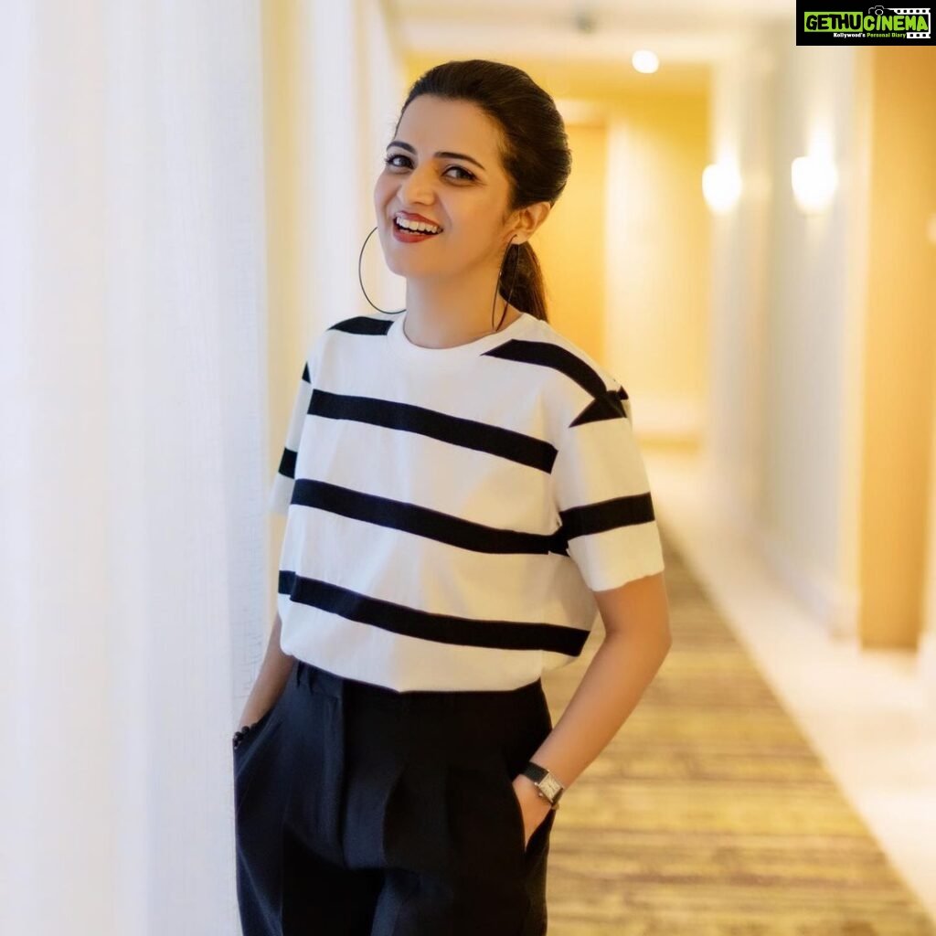 Dhivyadharshini Instagram - A simple stripe T-shirt mandate photograph Getting ready for round 2 promotions of #mathagam but this pic is from round 1 Photographer @kiransaphotography captures the real you ❤️ Pants @onlyindia T-shirt @zara Make up @renuka_mua Hair @saravananhairstylist Styling @renuka_mua #ddstyles #ddneelakandan #throwback