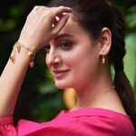 Dia Mirza Instagram - No Barbie, Life is NOT fantastic FULL of PLASTIC! Step into the weekend with a resolve to REFUSE #SingleUsePlastics 🙌🏼💖🌸 Outfit @stylemati Jewellery @tangerinebiojewelry Styled by @theiatekchandaney Hair and Make Up @shraddhamishra8 Photos @dhruv_dixit_serenity #SustainableLiving #VocalForLocal #HandCraftedInIndia #MadeInIndia #GlobalGoals #SDGs #ForPeopleForPlanet #ForNature #BeatPlasticPollution