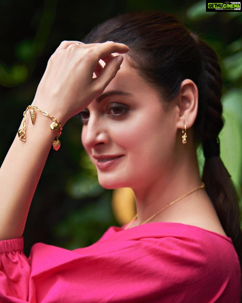 Dia Mirza Instagram - No Barbie, Life is NOT fantastic FULL of PLASTIC! Step into the weekend with a resolve to REFUSE #SingleUsePlastics 🙌🏼💖🌸 Outfit @stylemati Jewellery @tangerinebiojewelry Styled by @theiatekchandaney Hair and Make Up @shraddhamishra8 Photos @dhruv_dixit_serenity #SustainableLiving #VocalForLocal #HandCraftedInIndia #MadeInIndia #GlobalGoals #SDGs #ForPeopleForPlanet #ForNature #BeatPlasticPollution