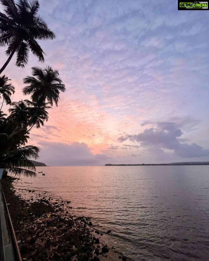 Dia Mirza Instagram - May we always chase sunsets ✨ #SunsetKeDivane @vaibhav.rekhi Goa India