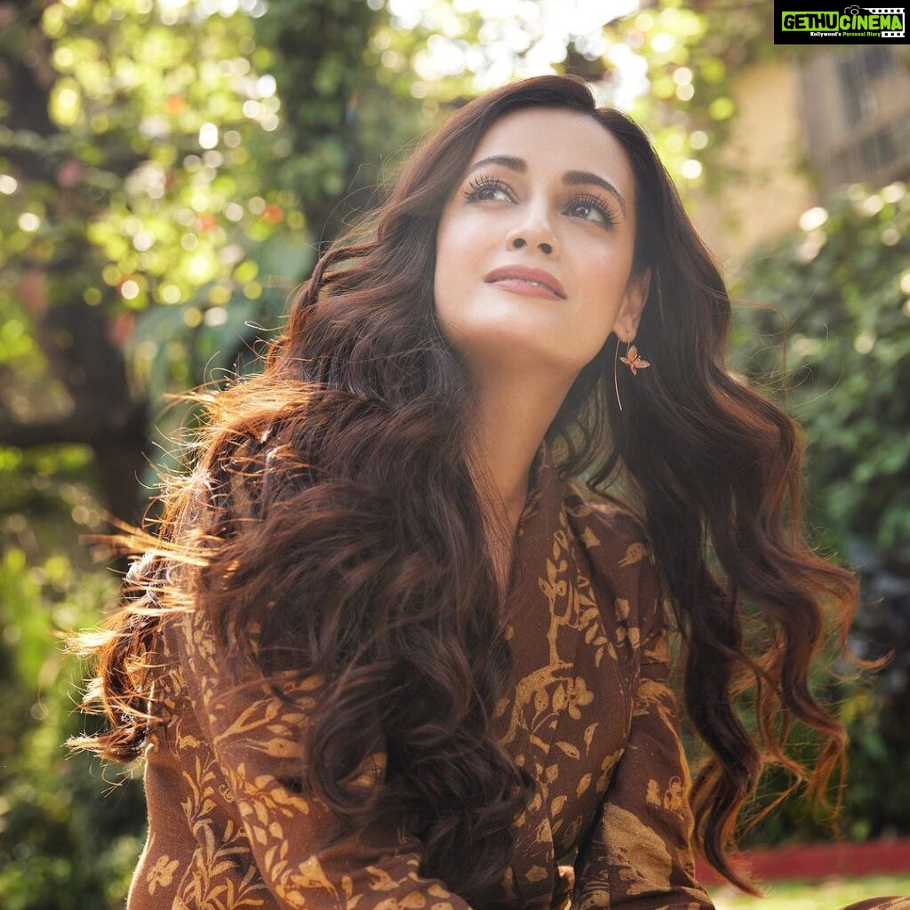 Dia Mirza Instagram - Happy #Gurupurnima 🕊️🤍 Most fortunate to be blessed with some of the most wonderful teachers in life. But i have come to recognise that nature is my constant teacher. There is no greater wisdom than the wisdom of the natural world. Listen, watch, breathe, feel. It’s all there. Everywhere, everyday 🌏🌳🐯💧 @abheetgidwani captures me here tuning into birdsong in our garden 🙃 #ForNature Bandra World of Storytellers