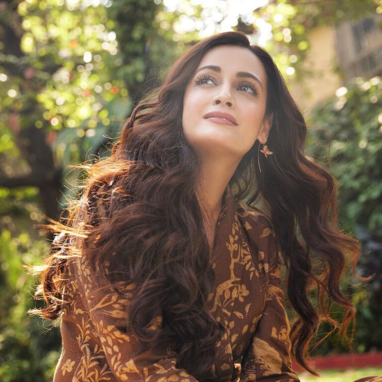 Dia Mirza Instagram - Happy #Gurupurnima 🕊️🤍 Most fortunate to be blessed with some of the most wonderful teachers in life. But i have come to recognise that nature is my constant teacher. There is no greater wisdom than the wisdom of the natural world. Listen, watch, breathe, feel. It’s all there. Everywhere, everyday 🌏🌳🐯💧 @abheetgidwani captures me here tuning into birdsong in our garden 🙃 #ForNature Bandra World of Storytellers