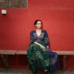 Dia Mirza Instagram - “Pahadon ke gaaon mein kahaaniya bole re” - #DhakDhak Promotions for #DhakDhak. Now in Cinemas💓🏍️🦋⛰️ Outfit Courtesy - @cord.in Jewellery - @silverstreakstore HMU @shraddhamishra8 Styled by @theiatekchandaney Photos by @shivamguptaphotography Location courtesy @artandcharlie @ayesha.parikh #VocalForLocal #SustainableClothing Art and Charlie