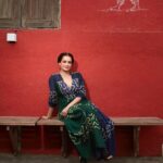 Dia Mirza Instagram - “Pahadon ke gaaon mein kahaaniya bole re” - #DhakDhak Promotions for #DhakDhak. Now in Cinemas💓🏍️🦋⛰️ Outfit Courtesy - @cord.in Jewellery - @silverstreakstore HMU @shraddhamishra8 Styled by @theiatekchandaney Photos by @shivamguptaphotography Location courtesy @artandcharlie @ayesha.parikh #VocalForLocal #SustainableClothing Art and Charlie