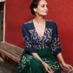 Dia Mirza Instagram - “Pahadon ke gaaon mein kahaaniya bole re” - #DhakDhak Promotions for #DhakDhak. Now in Cinemas💓🏍️🦋⛰️ Outfit Courtesy - @cord.in Jewellery - @silverstreakstore HMU @shraddhamishra8 Styled by @theiatekchandaney Photos by @shivamguptaphotography Location courtesy @artandcharlie @ayesha.parikh #VocalForLocal #SustainableClothing Art and Charlie