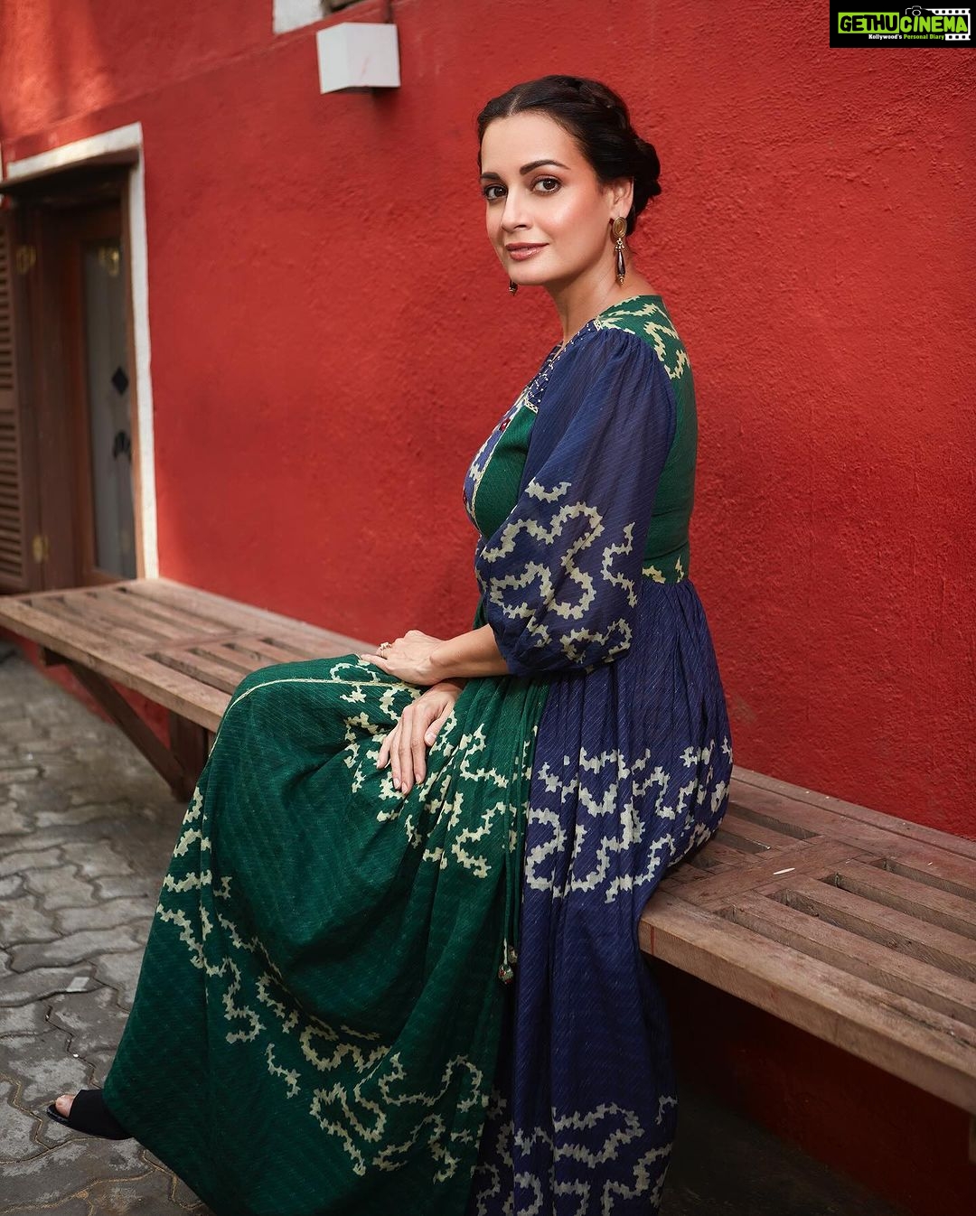 Dia Mirza Instagram - “Pahadon ke gaaon mein kahaaniya bole re” - #DhakDhak Promotions for #DhakDhak. Now in Cinemas💓🏍️🦋⛰️ Outfit Courtesy - @cord.in Jewellery - @silverstreakstore HMU @shraddhamishra8 Styled by @theiatekchandaney Photos by @shivamguptaphotography Location courtesy @artandcharlie @ayesha.parikh #VocalForLocal #SustainableClothing Art and Charlie