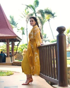 Dia Mirza Instagram - “क़दमों में तेरे जहान हैं” 💓🏍️🦋 Thank you for giving #DhakDhak your love and support 🙏🏻 #DhakDhakInCinemas Outfit Courtesy - @pallavisingh_arcvsh Jewellery Courtesy -@isharya Styled by @theiatekchandaney MUH @shraddhamishra8 Photos by @dhruv_dixit_serenity Managed by @shruti8711 @exceedentertainment JW Marriott Mumbai Juhu