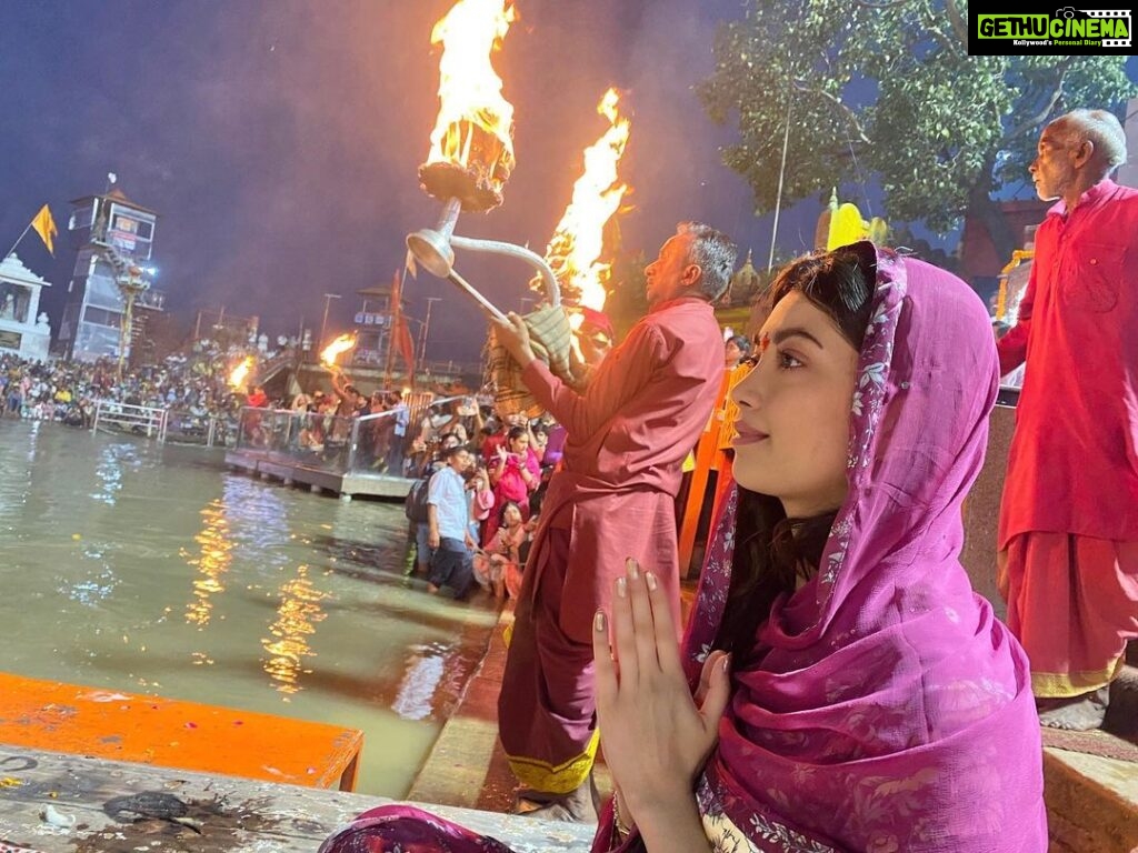 Digangana Suryavanshi Instagram - Ganga aarti at #harkipauri #haridwar 🙏🏻 😇 #jaimaagange Outfit @bibhaboutique Harki Podhi, Haridwar, Uttarakhand