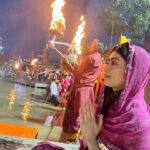 Digangana Suryavanshi Instagram – Ganga aarti at #harkipauri #haridwar 🙏🏻 😇
#jaimaagange 

Outfit @bibhaboutique Harki Podhi, Haridwar, Uttarakhand