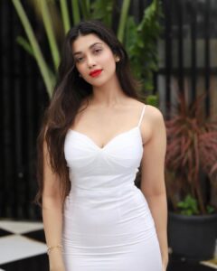 Digangana Suryavanshi Instagram - 🍒❤️🍃☀️ 

Photographer: @girish_rajput_photography 
Makeup & Hair: @makeoverbysejalthakkar 
Outfit: @kamli_fashion 
Team: @greenlight__media 

#diganganasuryavanshi