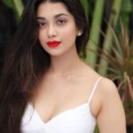 Digangana Suryavanshi Instagram - Sunshine, Bare face, Red lips ❤️🍒🍃 ☀️ Photographer: @girish_rajput_photography Makeup & Hair: @makeoverbysejalthakkar Outfit: @kamli_fashion Team: @greenlight__media #diganganasuryavanshi