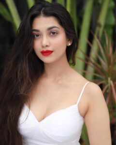 Digangana Suryavanshi Instagram - Sunshine, Bare face, Red lips ❤️🍒🍃 ☀️

Photographer: @girish_rajput_photography 
Makeup & Hair: @makeoverbysejalthakkar 
Outfit: @kamli_fashion 
Team: @greenlight__media

#diganganasuryavanshi