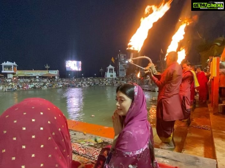 Digangana Suryavanshi Instagram - Ganga aarti at #harkipauri #haridwar 🙏🏻 😇 #jaimaagange Outfit @bibhaboutique Harki Podhi, Haridwar, Uttarakhand