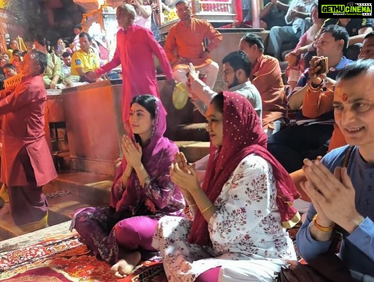 Digangana Suryavanshi Instagram - Ganga aarti at #harkipauri #haridwar 🙏🏻 😇 #jaimaagange Outfit @bibhaboutique Harki Podhi, Haridwar, Uttarakhand