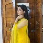Digangana Suryavanshi Instagram - Aap sabhi ko parivaar sahit Ganesh Utsav ki dheer sari shubhkamnaye 🙏🏻 Styled by @Rimadidthat Outfit @swadeshi_shringaar