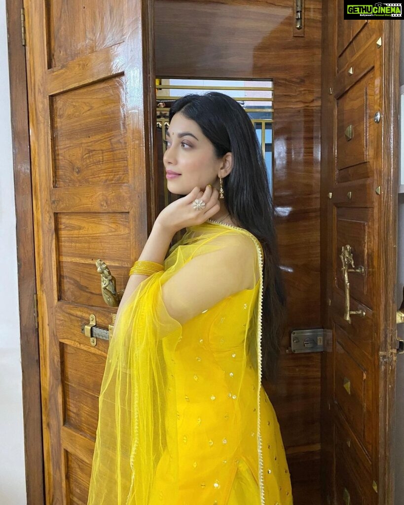 Digangana Suryavanshi Instagram - Aap sabhi ko parivaar sahit Ganesh Utsav ki dheer sari shubhkamnaye 🙏🏻 Styled by @Rimadidthat Outfit @swadeshi_shringaar
