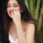 Digangana Suryavanshi Instagram - Sunshine, Bare face, Red lips ❤️🍒🍃 ☀️ Photographer: @girish_rajput_photography Makeup & Hair: @makeoverbysejalthakkar Outfit: @kamli_fashion Team: @greenlight__media #diganganasuryavanshi