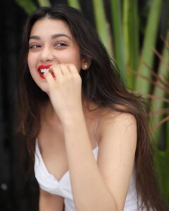 Digangana Suryavanshi Instagram - Sunshine, Bare face, Red lips ❤️🍒🍃 ☀️

Photographer: @girish_rajput_photography 
Makeup & Hair: @makeoverbysejalthakkar 
Outfit: @kamli_fashion 
Team: @greenlight__media

#diganganasuryavanshi