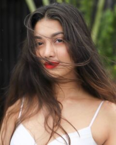 Digangana Suryavanshi Instagram - Sunshine, Bare face, Red lips ❤️🍒🍃 ☀️

Photographer: @girish_rajput_photography 
Makeup & Hair: @makeoverbysejalthakkar 
Outfit: @kamli_fashion 
Team: @greenlight__media

#diganganasuryavanshi