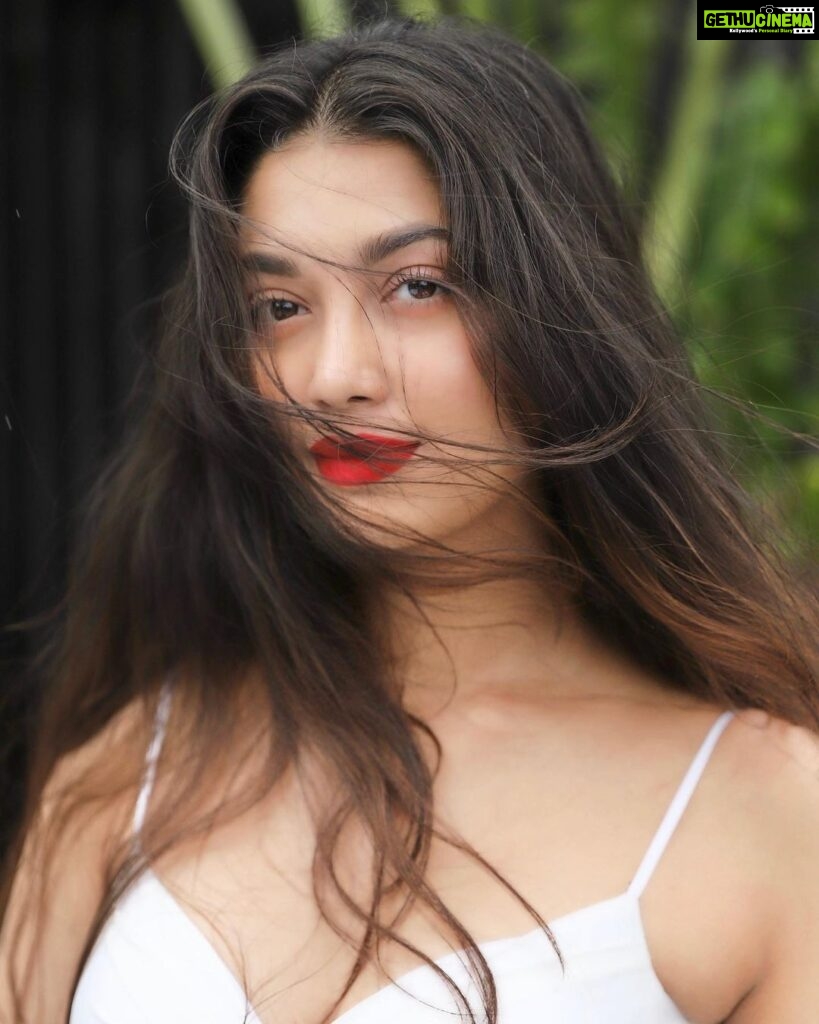 Digangana Suryavanshi Instagram - Sunshine, Bare face, Red lips ❤️🍒🍃 ☀️ Photographer: @girish_rajput_photography Makeup & Hair: @makeoverbysejalthakkar Outfit: @kamli_fashion Team: @greenlight__media #diganganasuryavanshi