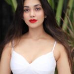 Digangana Suryavanshi Instagram - Sunshine, Bare face, Red lips ❤️🍒🍃 ☀️ Photographer: @girish_rajput_photography Makeup & Hair: @makeoverbysejalthakkar Outfit: @kamli_fashion Team: @greenlight__media #diganganasuryavanshi