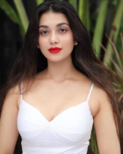 Digangana Suryavanshi Instagram - Sunshine, Bare face, Red lips ❤️🍒🍃 ☀️

Photographer: @girish_rajput_photography 
Makeup & Hair: @makeoverbysejalthakkar 
Outfit: @kamli_fashion 
Team: @greenlight__media

#diganganasuryavanshi