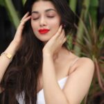 Digangana Suryavanshi Instagram - Sunshine, Bare face, Red lips ❤️🍒🍃 ☀️ Photographer: @girish_rajput_photography Makeup & Hair: @makeoverbysejalthakkar Outfit: @kamli_fashion Team: @greenlight__media #diganganasuryavanshi