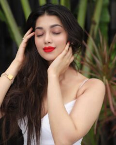 Digangana Suryavanshi Instagram - Sunshine, Bare face, Red lips ❤️🍒🍃 ☀️

Photographer: @girish_rajput_photography 
Makeup & Hair: @makeoverbysejalthakkar 
Outfit: @kamli_fashion 
Team: @greenlight__media

#diganganasuryavanshi