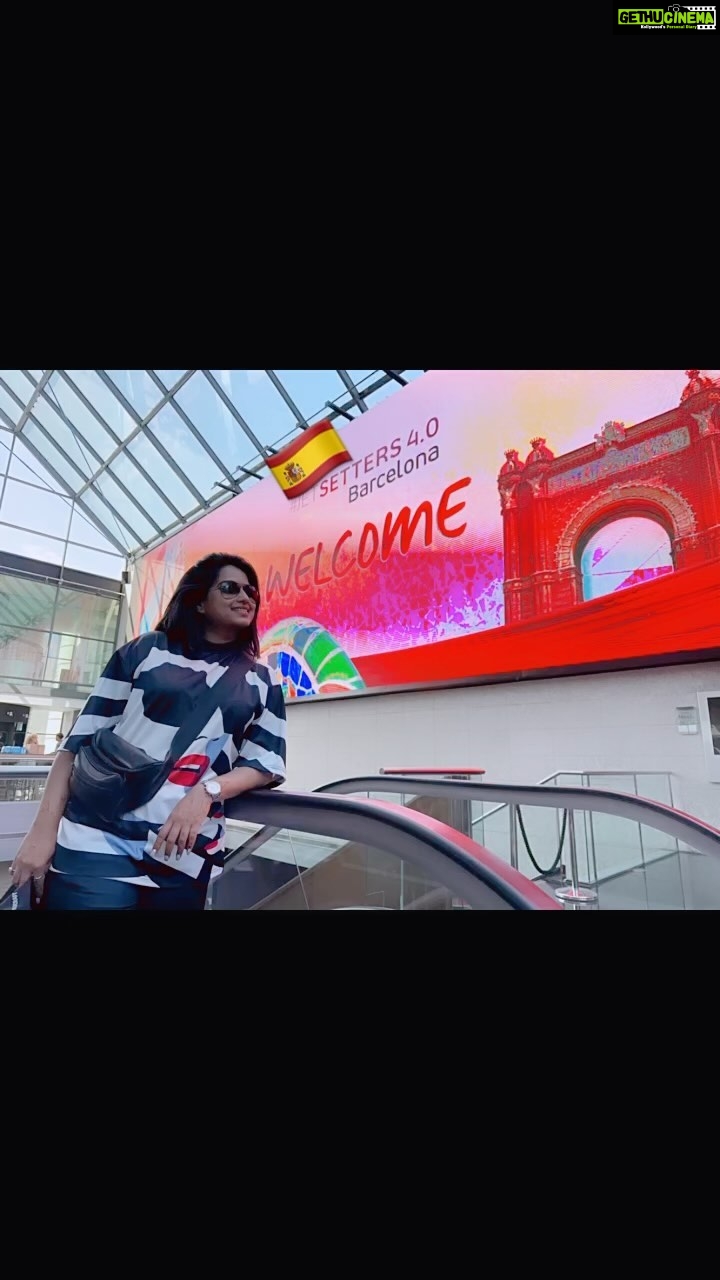 Dimple Chopade Instagram - Hola de España 🇪🇸 Hyatt Regency Barcelona Tower